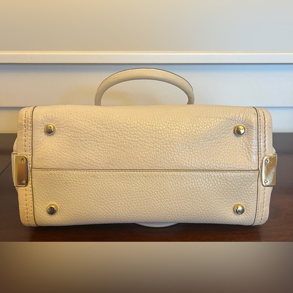 Coach Swagger - Picture 9 of 12